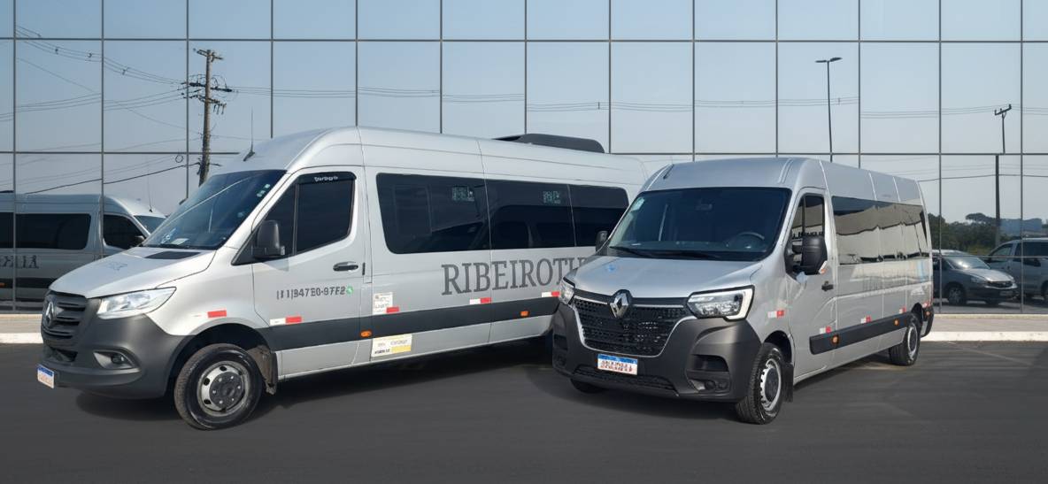 Van e micro-ônibus da RibeiroTur estacionados