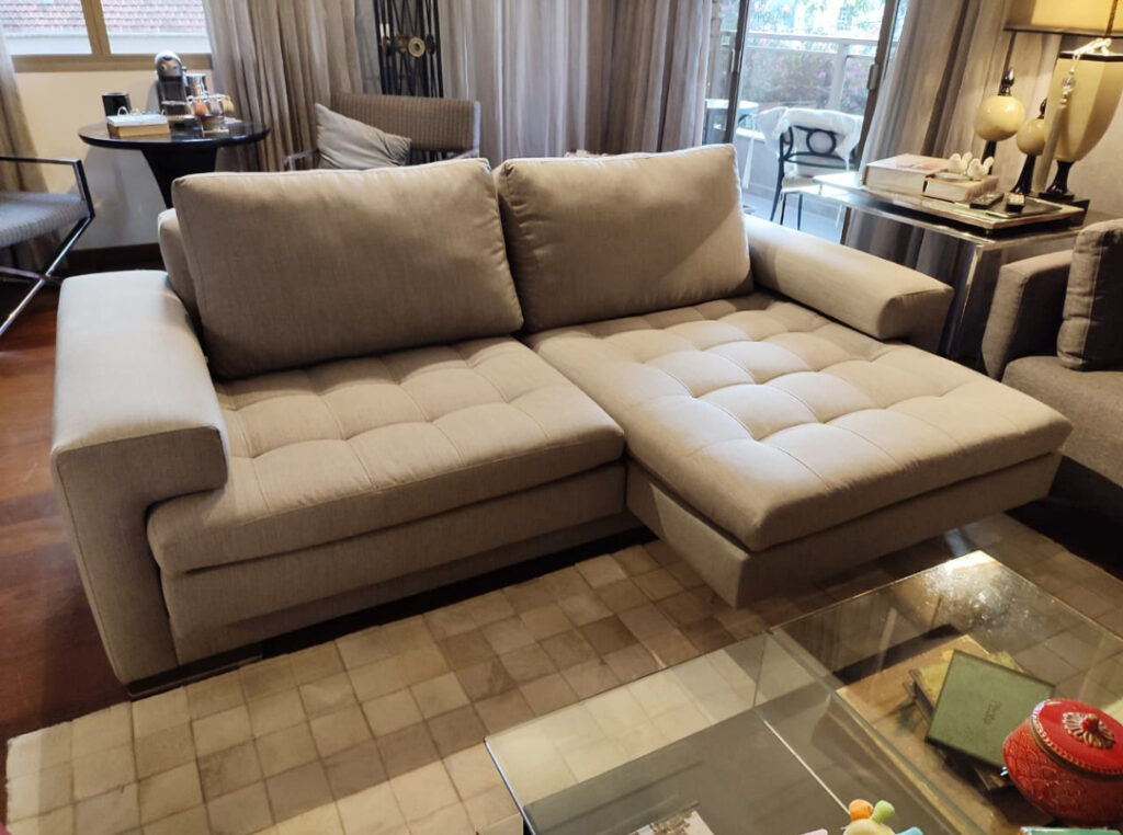 Sofá bege com chaise reformado