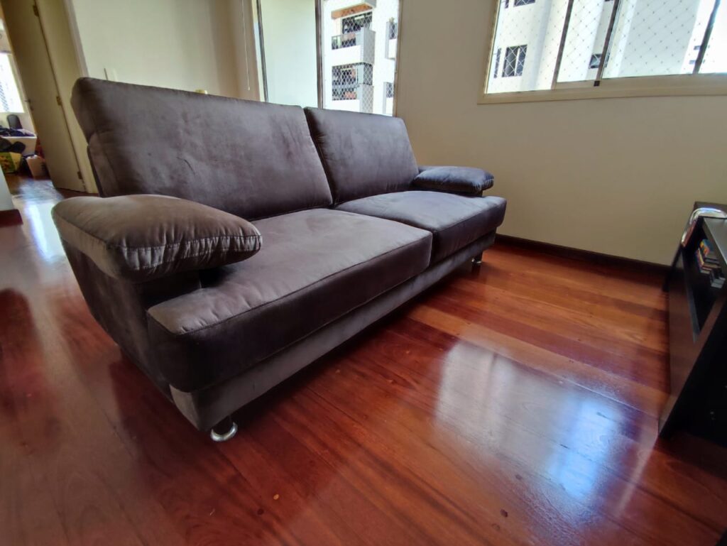 Sofá de couro marrom entregue reformado